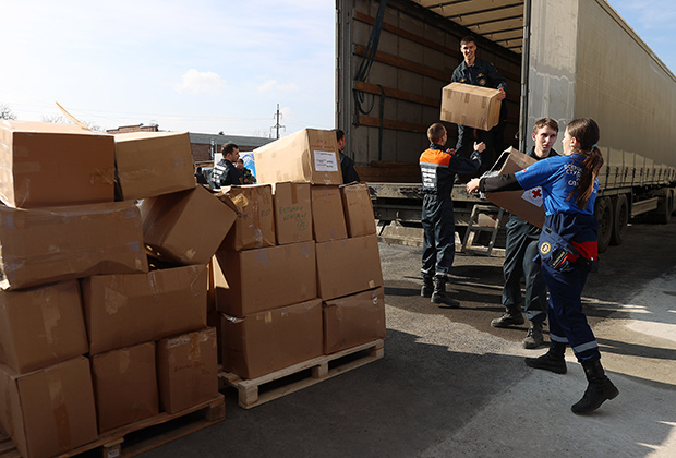 Члены Российского союза спасателей в центре сбора гуманитарной помощи, Таганрог. Фото: Эрик Романенко / ТАСС