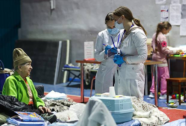 Медики осматривают эвакуированных украинцев в ПВР в Таганроге. Фото: Эрик Романенко / ТАСС