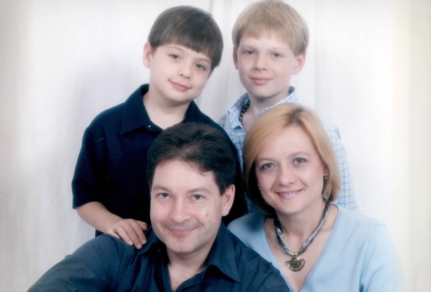 Андрей Безруков и Елена Вавилова с детьми