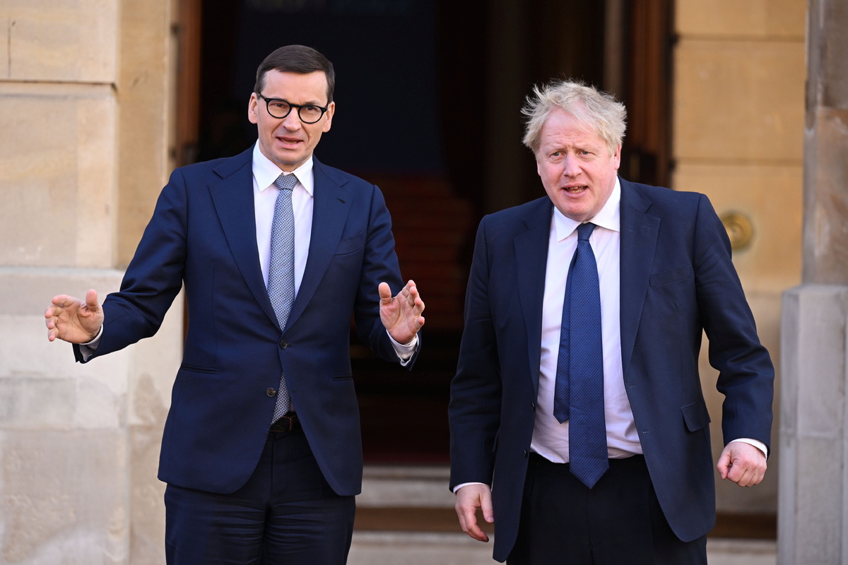 Экс-премьер Великобритании Борис Джонсон (справа) и премьер Польши Матеуш Моравецкий