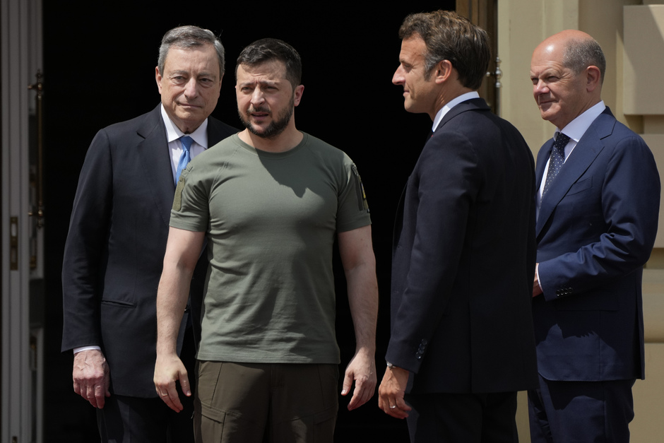 Слева направо: премьер Италии Марио Драги, президент Украины Владимир Зеленский, президент Франции Эммануэль Макрон и канцлер ФРГ Олаф Шольц в Киеве