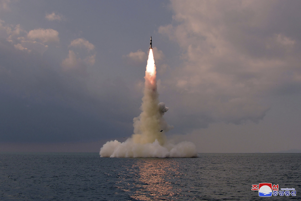 Запуск баллистической ракеты с субмарины КНДР, октябрь 2021 года 