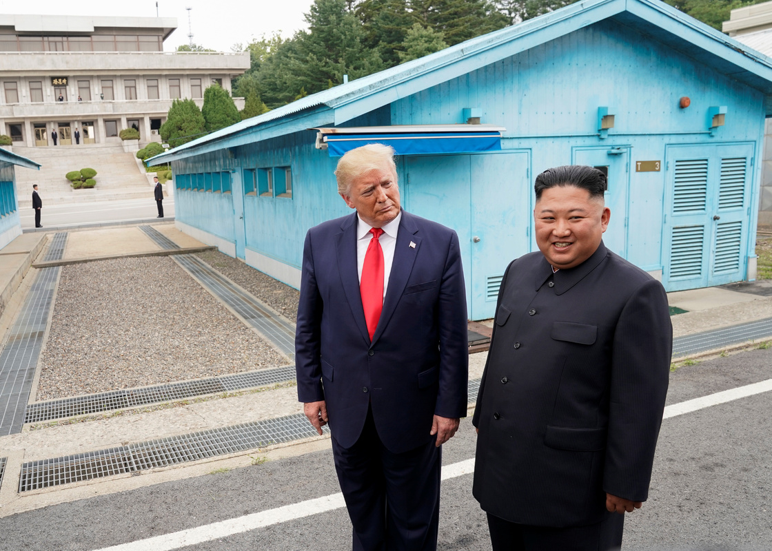 Экс-президент США Дональд Трамп и лидер КНДР Ким Чен Ын в демилитаризованной зоне