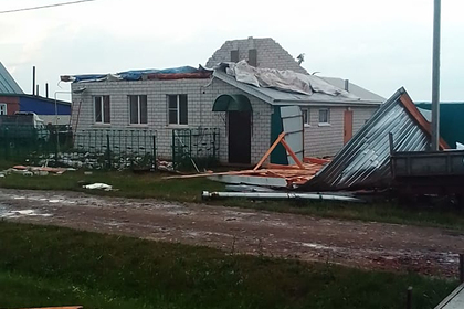 Разрушительный ураган в российском регионе снес десятки домов и попал на видео