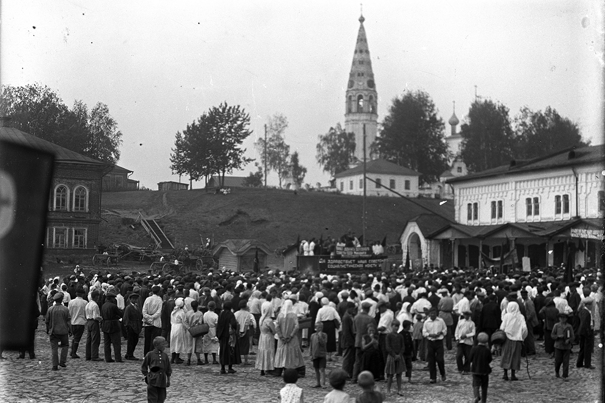 Первомайский митинг на Торговой площади. На горе — Спасо-Преображенский собор. Фото 1920-1930-х годов