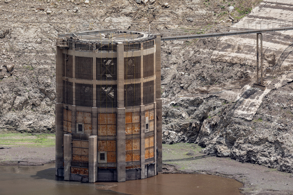 Башня для забора воды в водохранилище рядом с плотиной Сан-Габриэль, июнь 2022 года
