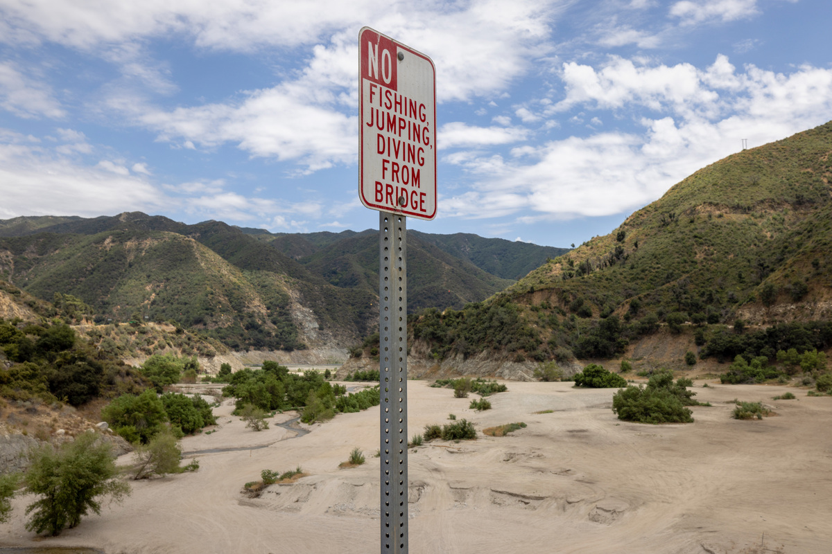 Знак, запрещающий ловить рыбу, прыгать и нырять с моста в районе плотины Сан-Габриэль, июнь 2022 года