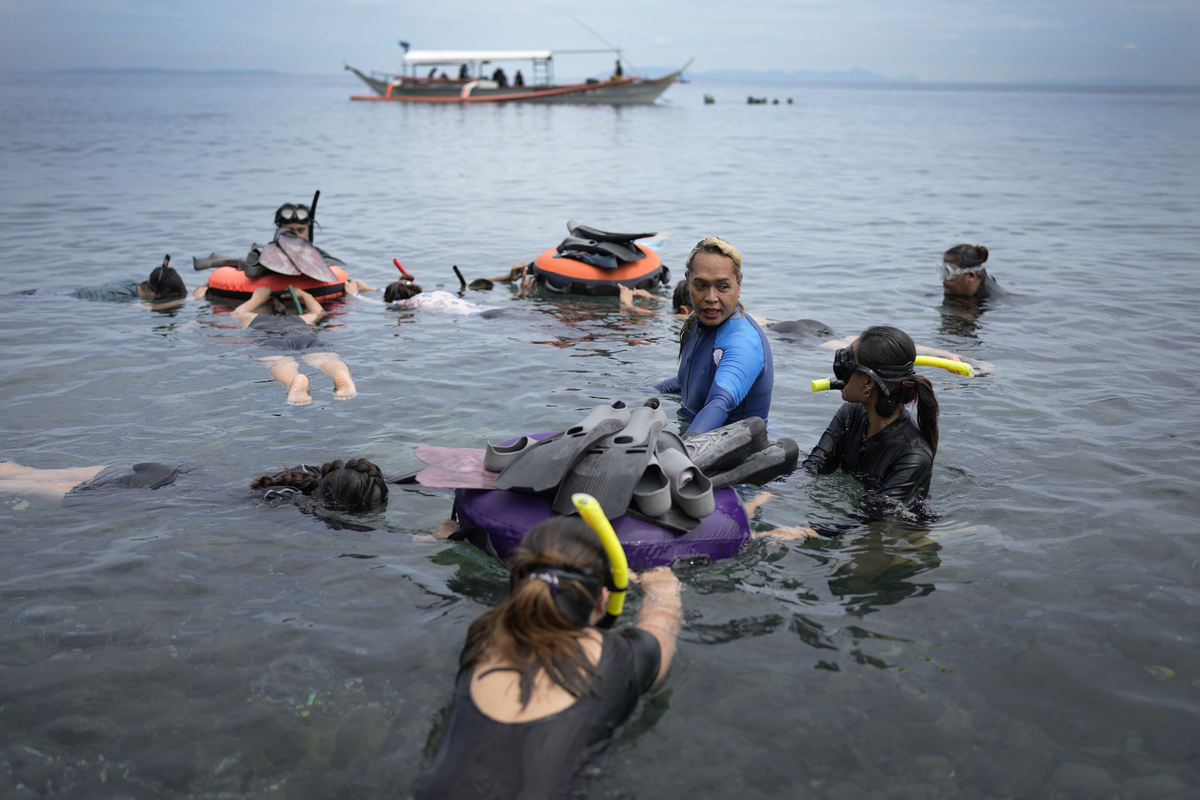 Квин Пангке Табора проводит занятия по фридайвингу в Ocean Camp, который находится в Мабини, провинция Батангас, май 2022 года