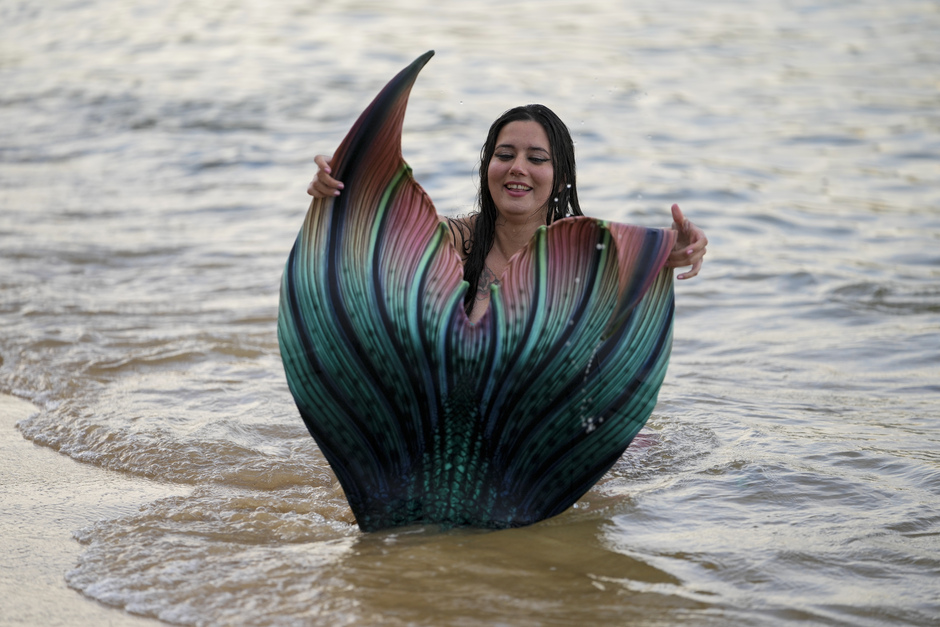 Лорен Метцлер, основательница школы Sydney Mermaids, готовится к купанию на пляже Manly Cove Beach в Сиднее, Австралия, май 2022 года