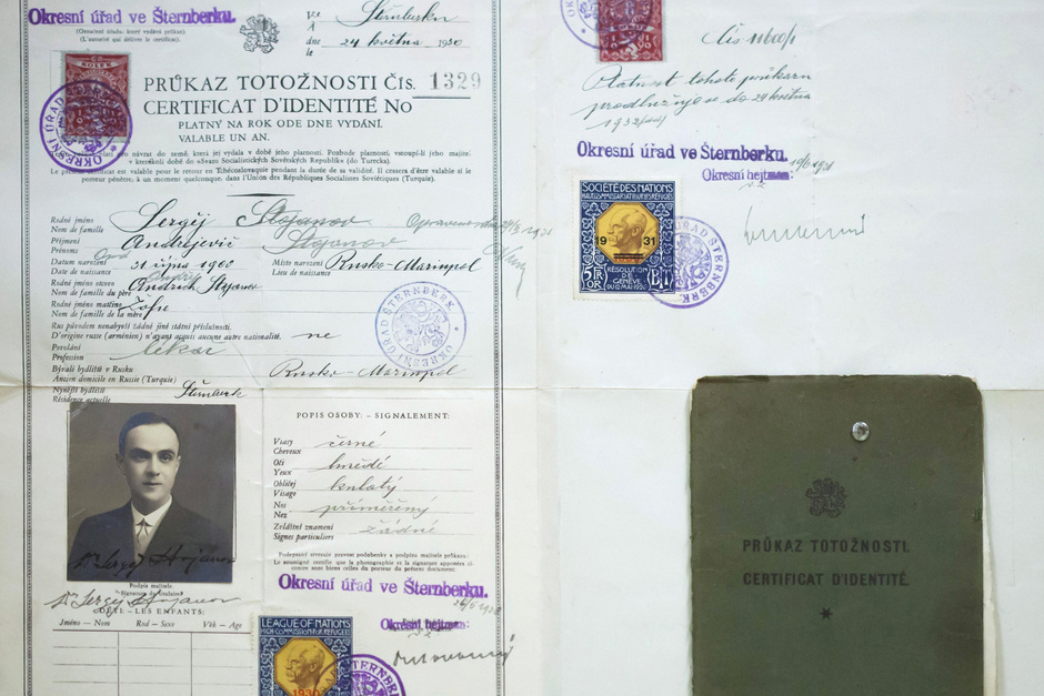 Нансеновский паспорт, выданный русскому эмигранту Сергею Стоянову в 1930 году, на выставке «Опыт изгнания» в Праге, Чехия