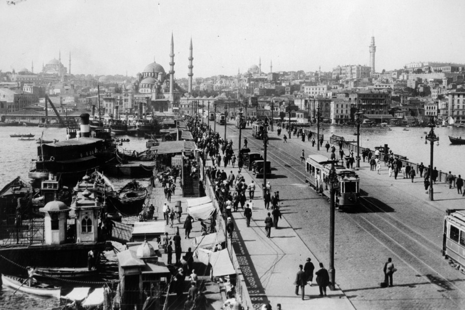 Взгляд в сторону Стамбула вдоль Галатского моста, главной улицы города, 1920-е годы