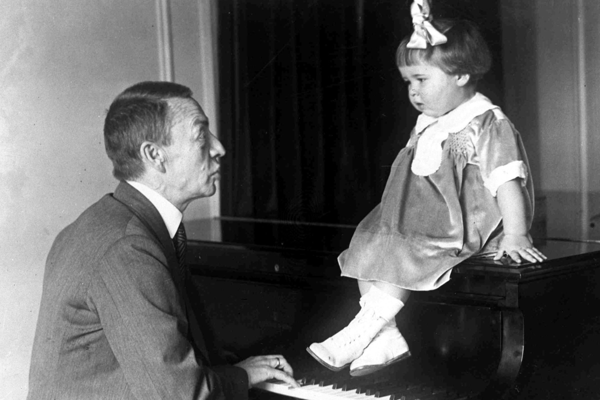 Всемирно известный русский композитор и пианист Сергей Рахманинов играет для своей внучки Софи в Нью-Йорке, США, 15 ноября 1927 года