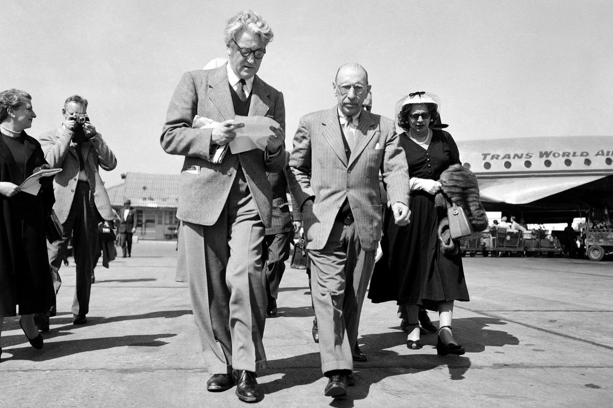 Знаменитый композитор Игорь Стравинский (в центре) с женой Верой и Николя Набоковыми на аэродроме Орли в Париже, Франция, 29 апреля 1952 года 