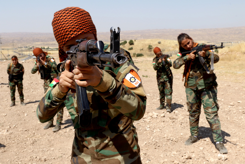 Группа иранских курдских женщин, присоединившихся к курдским бойцам, принимает участие в тренировке в военном лагере в Эрбиле. Ирак, 9 июля 2019 года