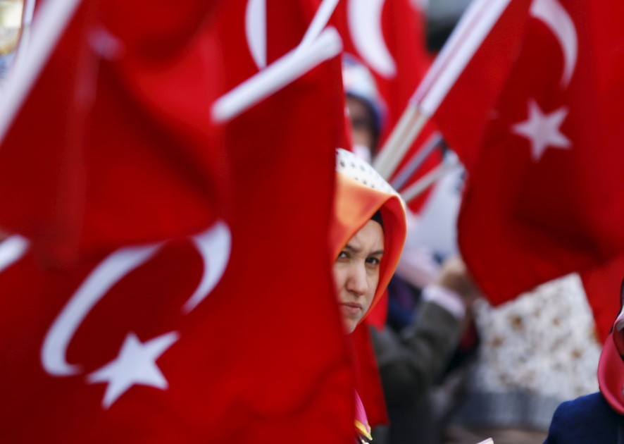 Сторонница движения Гюлена на акции протеста у здания телеканала «Каналтюрк и Бугун» в Стамбуле. Турция, 28 октября 2015 года