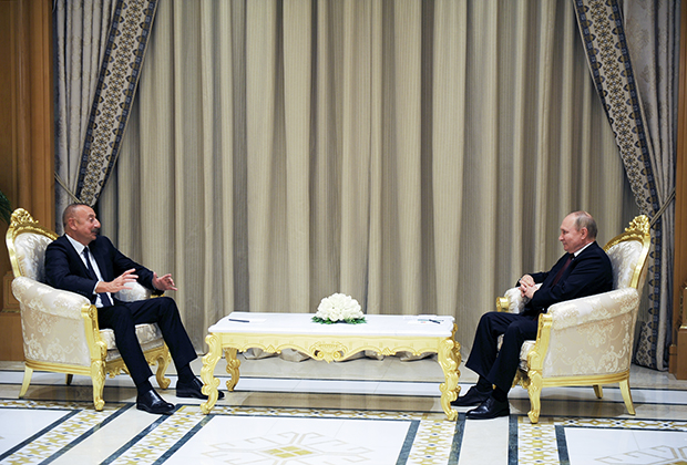 Президент РФ Владимир Путин и президент Азербайджана Ильхам Алиев во время встречи на полях шестого Каспийского саммита в Ашхабаде 29 июня 2022 года