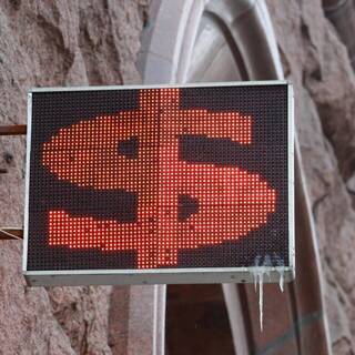 Курс рубля резко пошел вниз