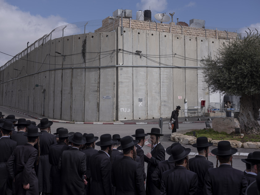 Ультраортодоксальные евреи ждут проезда за стену к Гробнице Рахили — третьей по значимости иудейской святыне