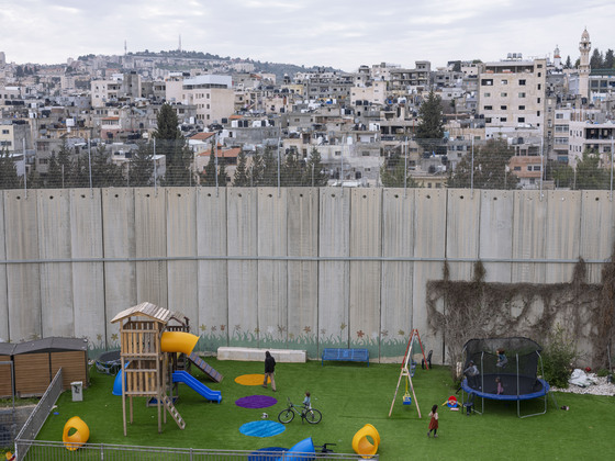 Еврейское поселение вокруг Гробницы Рахили. Еврейская и мусульманская святыня окружена стеной. Фото: Oded Balilty / AP