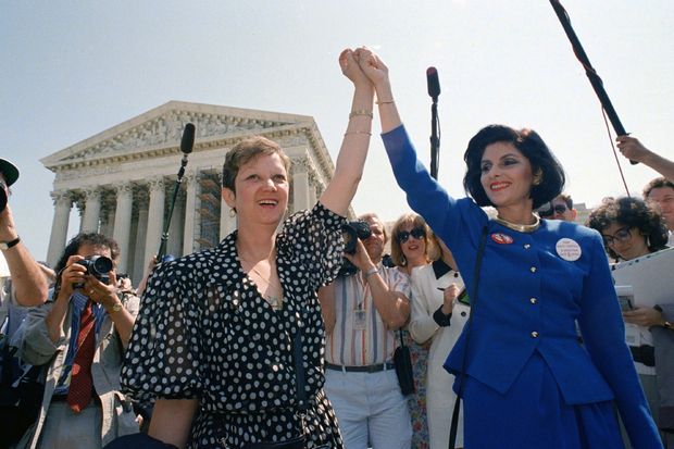 Норма Маккорви, известная как Джейн Роу (слева), празднует победу в суде. Фото: J. Scott Applewhite / AP