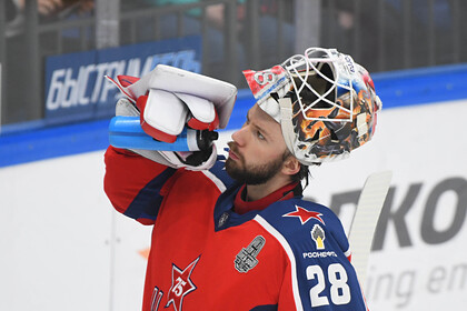 Вратарю сборной России по хоккею стало плохо после задержания