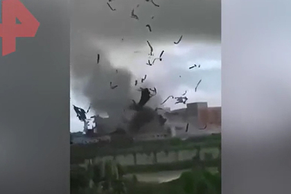 Появилось видео разрушительного торнадо в Китае