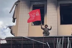 В Лисичанске установили знамя Победы