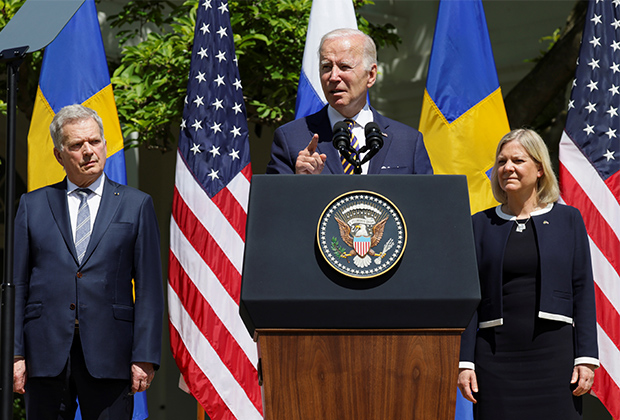 Президент США Джо Байден на встрече с премьер-министром Швеции Магдаленой Андерссон и президентом Финляндии Саули Ниинистё в Вашингтоне