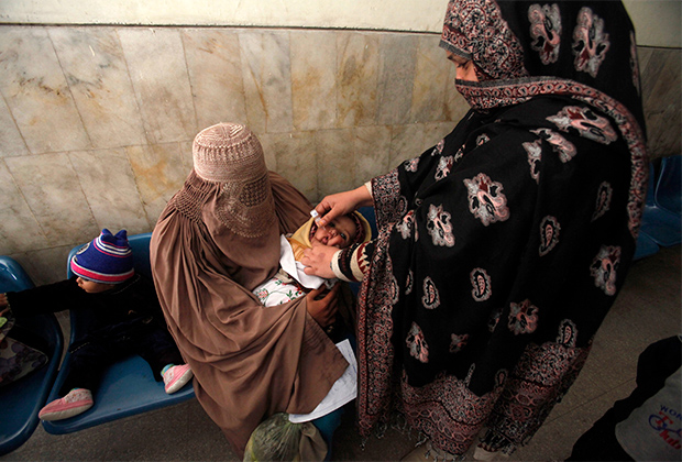 Вакцинация от полиомиелита в Пакистане. Фото: Fayaz Aziz / Reuters