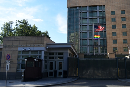 Захарова отреагировала на удаление адреса посольства США