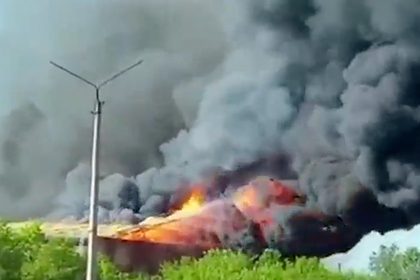 Крупный пожар на российском складе сняли на видео