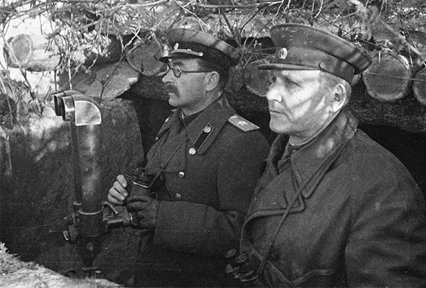 Иван Конев (справа) и Павел Ротмистров на наблюдательном пункте