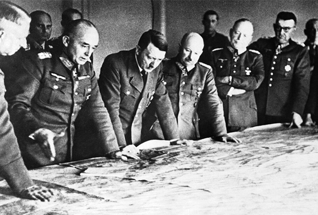 Адольф Гитлер на совещании со своими генералами, апрель 1943 года
