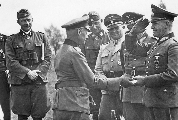 Генерал Герман Гот (в центре) награждает подчиненных