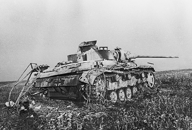 Подбитый немецкий танк под Прохоровкой, 1943 год