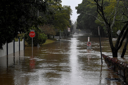 Наводнение  вынудило десятки тысяч австралийцев бросить дома