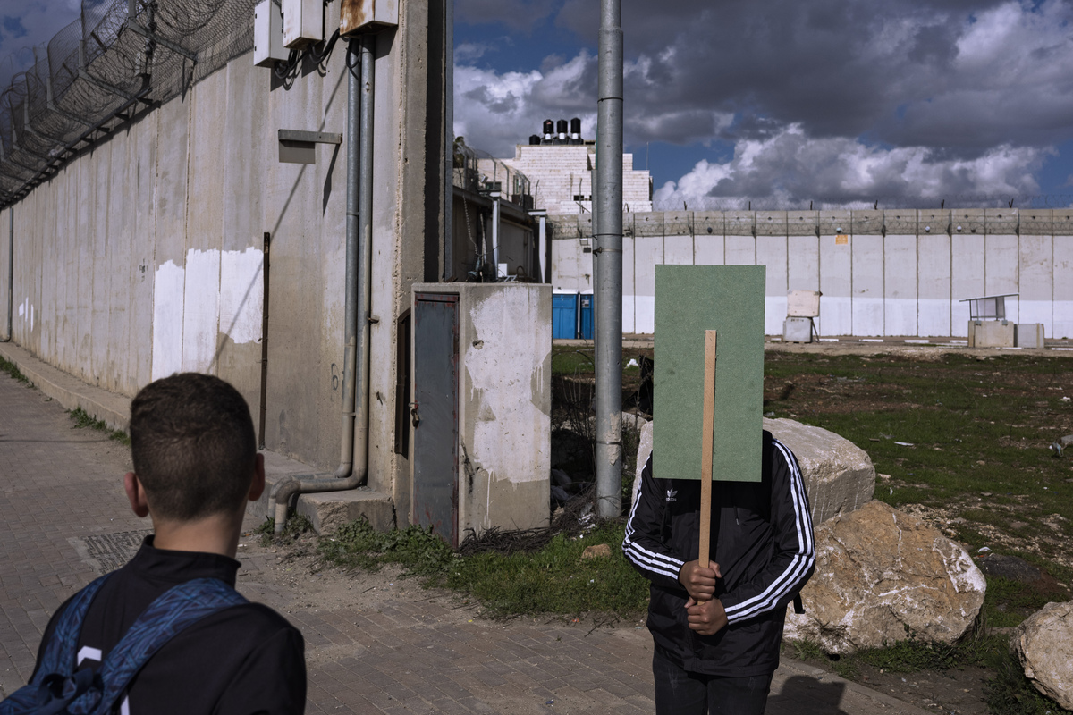 Палестинские студенты ждут, когда их переправят через пограничные заграждения на территорию Израиля