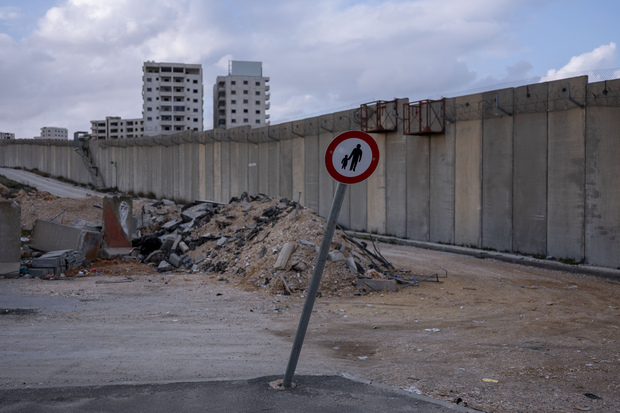 Палестинский район Иерусалима Куфр-Акаб, вид со стороны КПП Каландия. Фото: Oded Balilty / AP