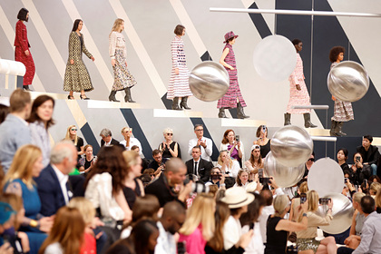Chanel впервые представили на подиуме полную модель в виде невесты