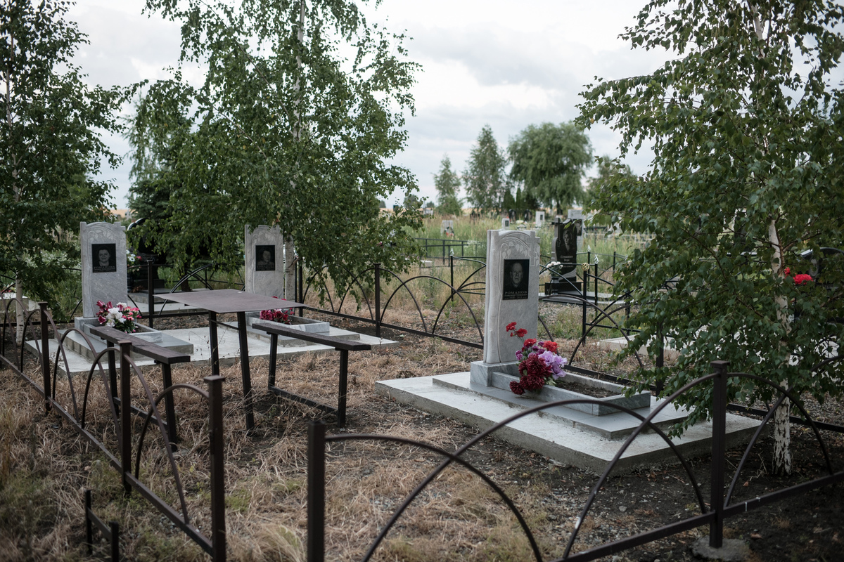 Крымск наводнение сколько погибших. Семейное захоронение. Фото могил семьи. Могила Романовых.