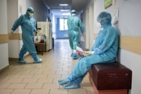 Минздрав поручил перевести россиян с COVID-19 в инфекционные больницы 