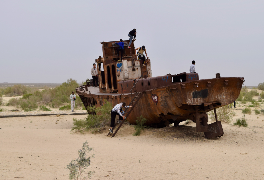 Туристы на фестивале «Стихия» осматривают кладбище кораблей, которое появилось в результате экологической катастрофы, связанной с высыханием Аральского моря, 8 мая 2022 года, Муйнак