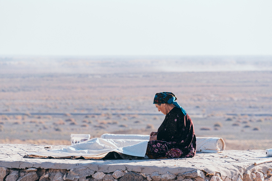 Женщина-кочевница в пустыне возле Аяз-Кала — остатков крепостных укреплений периода кушанской культуры, в 200 километрах от Аральского моря, Узбекистан, 23 октября 2019 года
