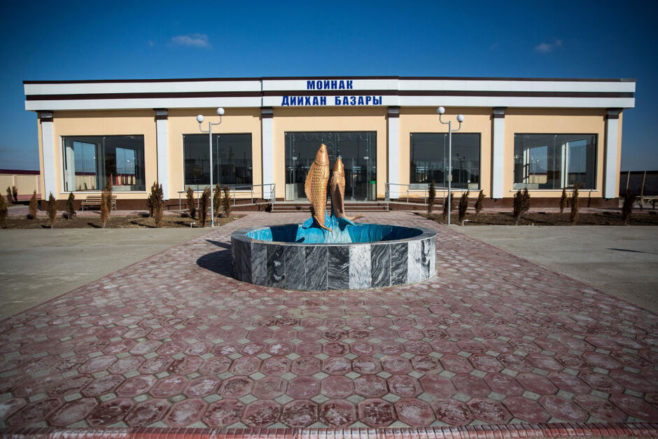 Статуя рыбы возле здания в Муйнаке неподалеку от Аральского моря, Узбекистан, 14 марта 2018 года