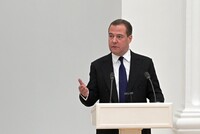 Медведев отреагировал на отставку Джонсона фразой «первый пошел» 