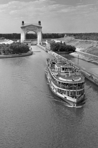 Теплоход в первом шлюзе Волго-Донского канала, 1962 год 