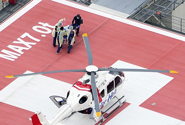 Раненого политика доставили в госпиталь на вертолете
