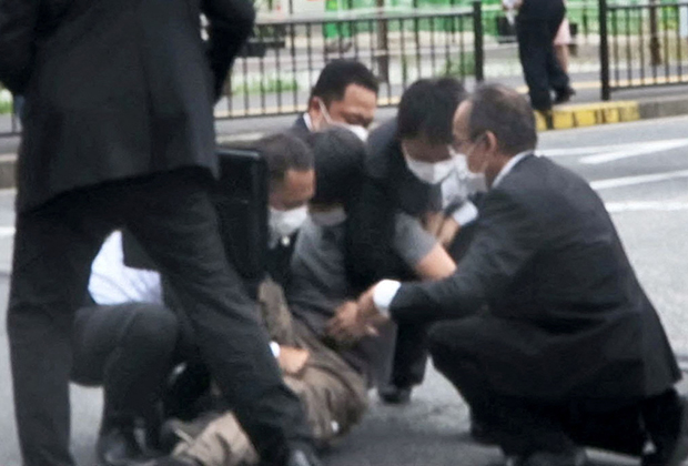 Охранники Абэ задерживают нападавшего