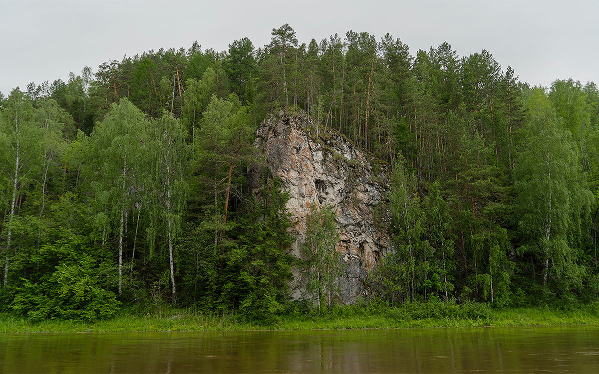 Скала в природном парке «Оленьи ручьи»