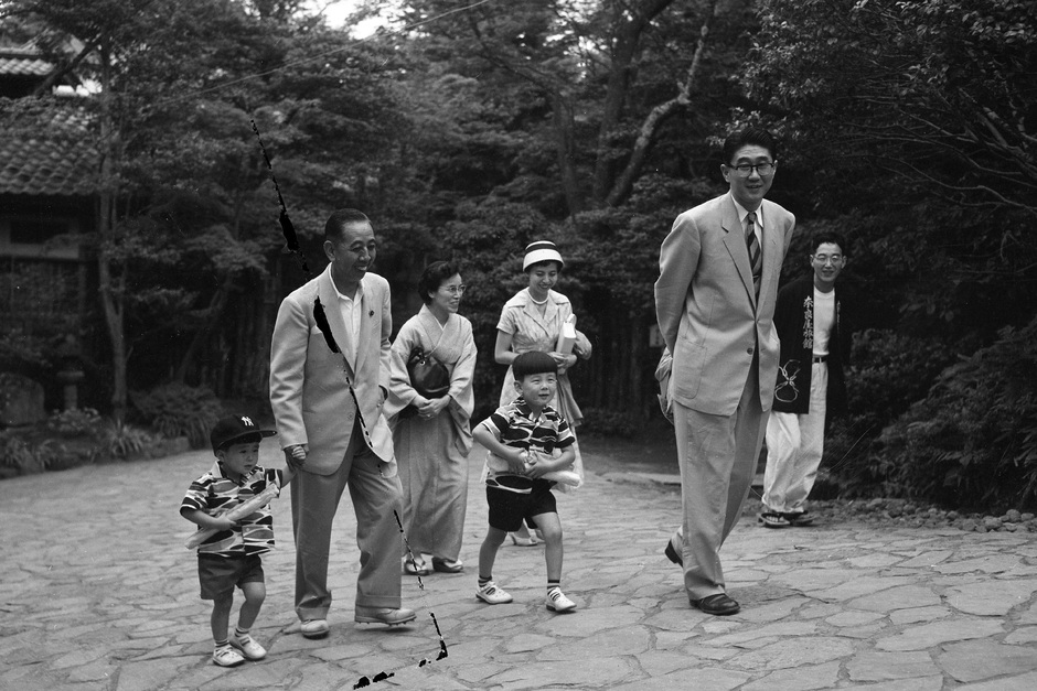Премьер-министр Японии Нобусукэ Киси держит за руку своего внука Синдзо Абэ, 1957 год